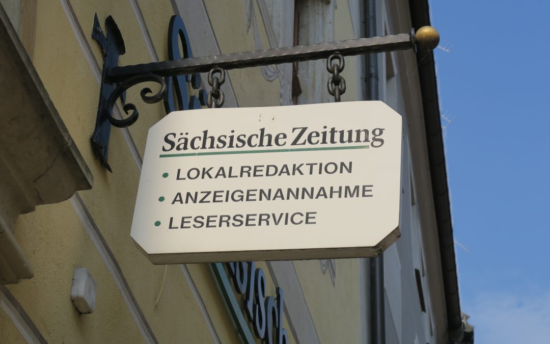 Frage eine Zeitungsredakteurin – Die gläserne Stadt hakt nach!