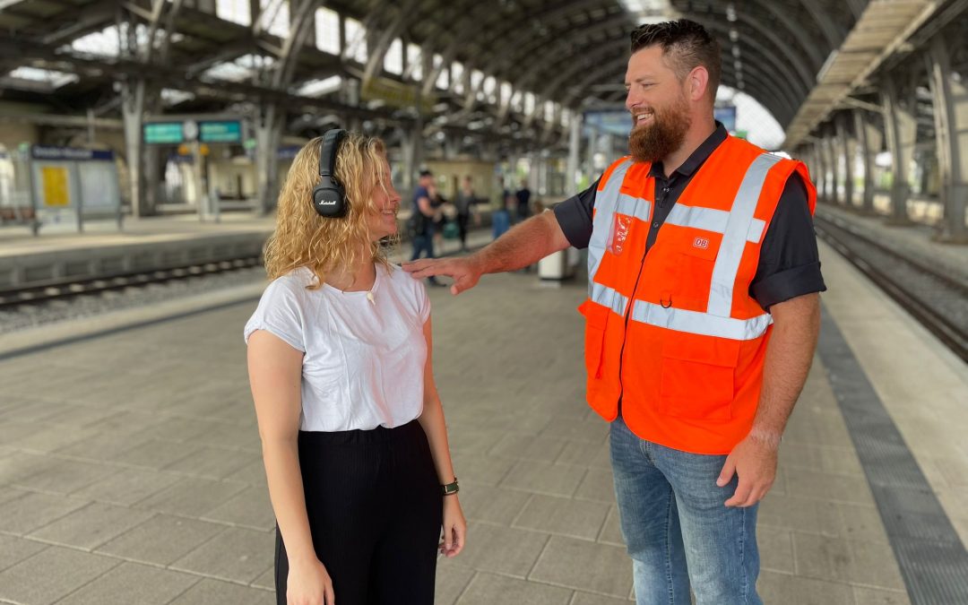 Vorsicht am Gleis! „Die gläserne Stadt“ unterwegs mit der Deutschen Bahn