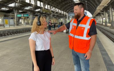 Vorsicht am Gleis! “Die gläserne Stadt” unterwegs mit der Deutschen Bahn